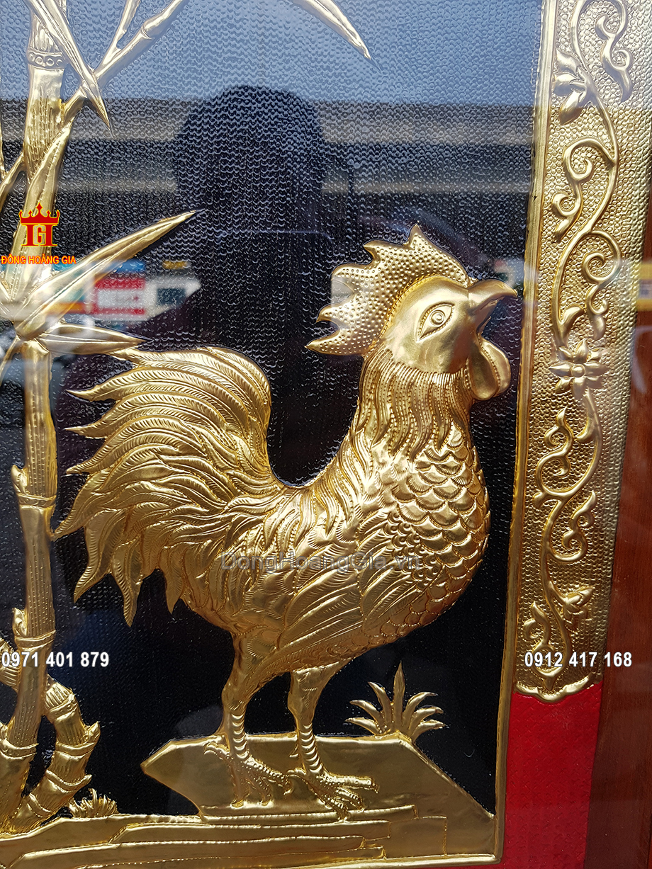 Chú gà trống được làm bằng đồng, dát vàng 24K vô cùng oai vệ và sắc nét